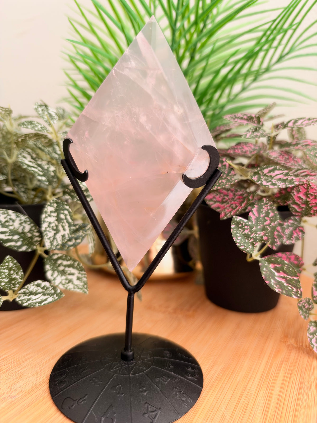 Rozenkwarts diamant op standaard