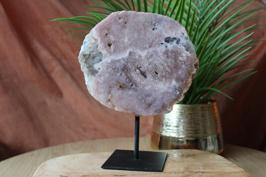 Roze amethist op standaard
