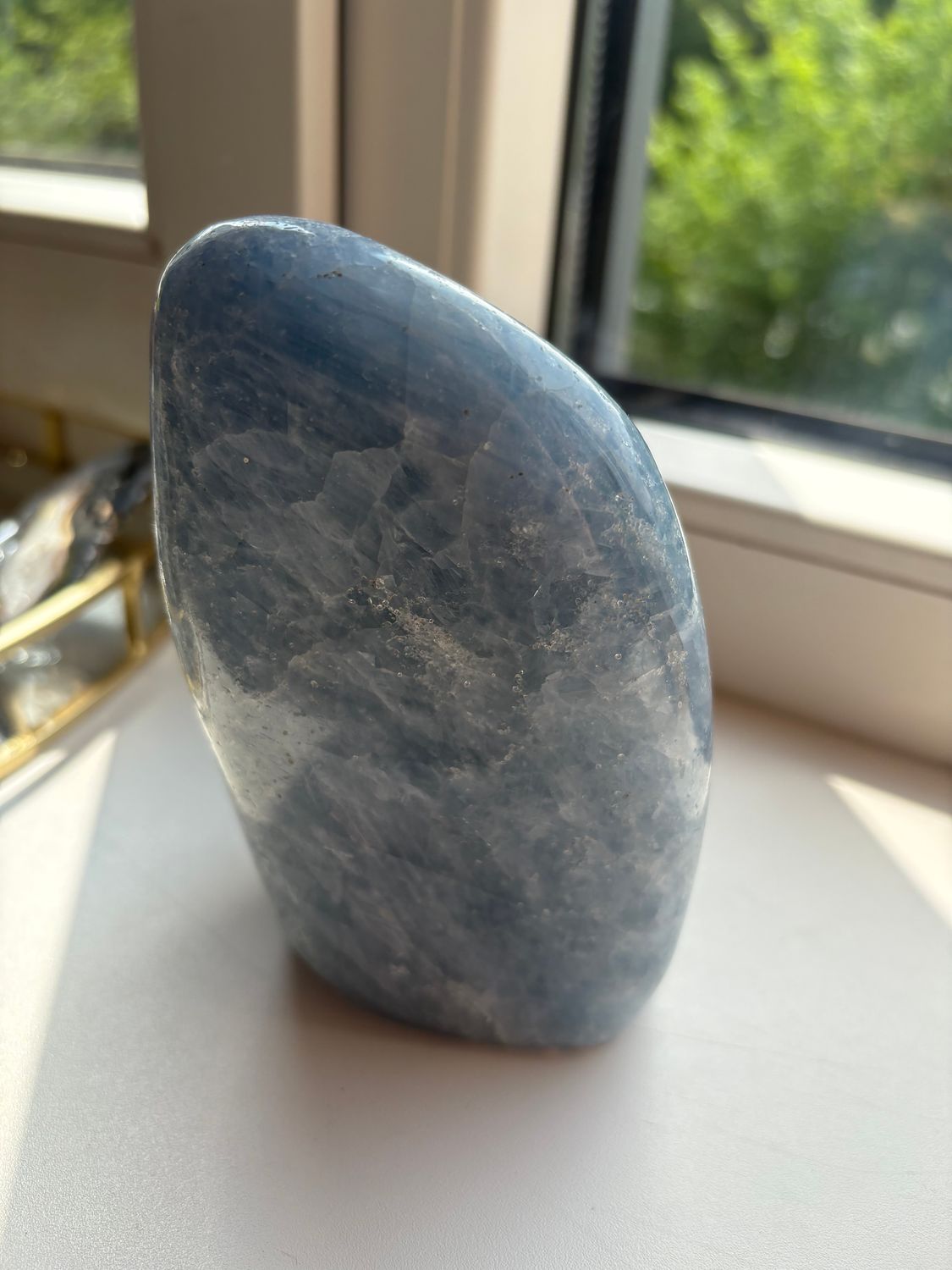 Blauwe calciet sculptuur