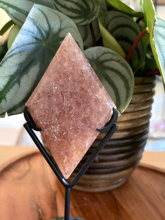 Aardbeienkwarts diamant met standaard.
