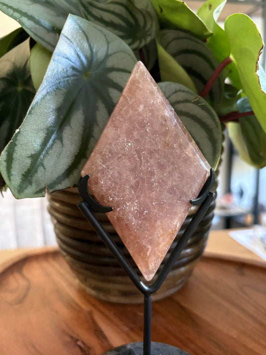 Aardbeienkwarts diamant met standaard.