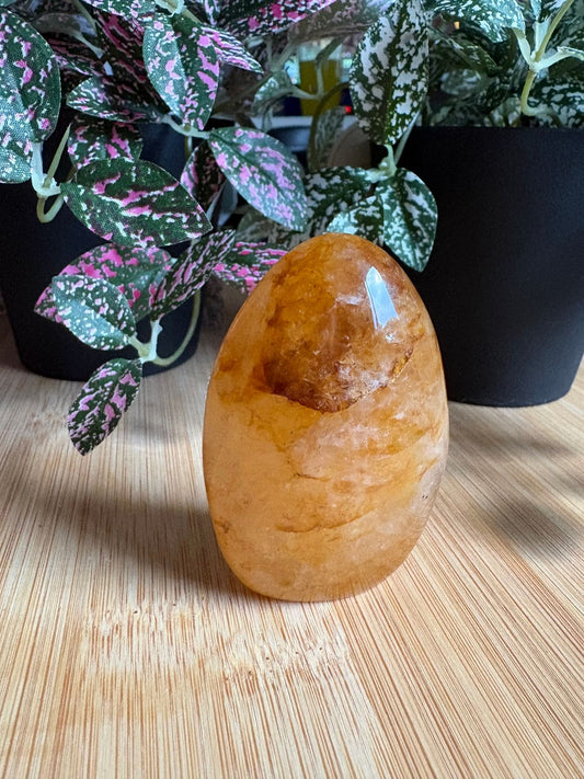 Golden healer sculptuur