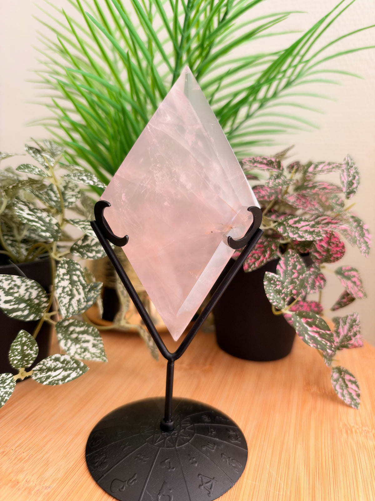 Rozenkwarts diamant op standaard